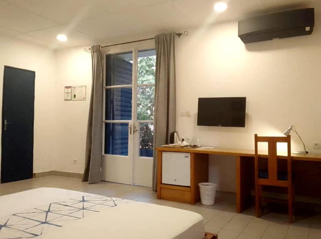 Hotel Les Palmiers Уагадугу Экстерьер фото
